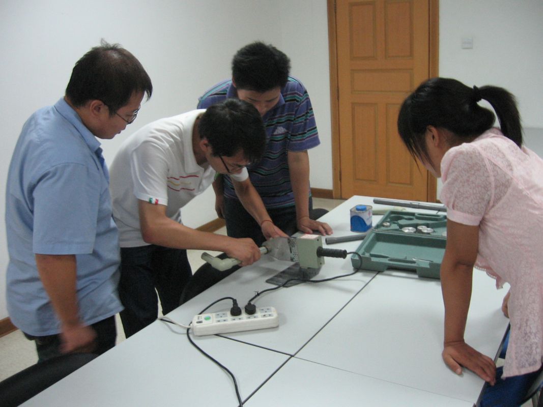 对新进员工进行PVC、P-R管材施工方法培训